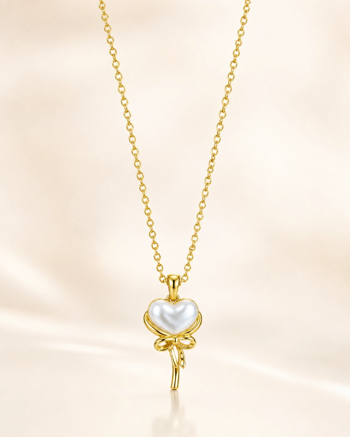 قلادة مصاصة قلب أبيض ذهبية